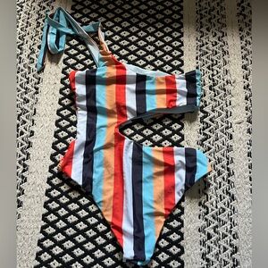 super cute and simple 1 peice swimsuit